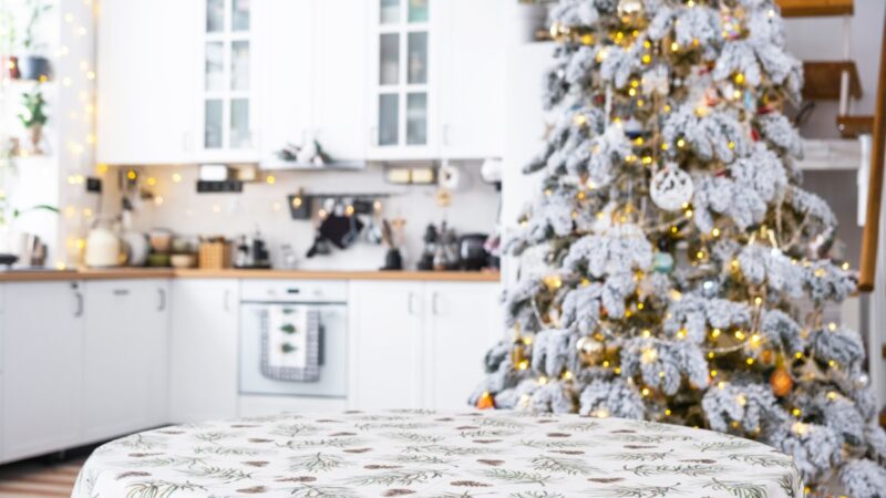 Des accessoires pour sublimer une nappe ronde dans la décoration intérieure