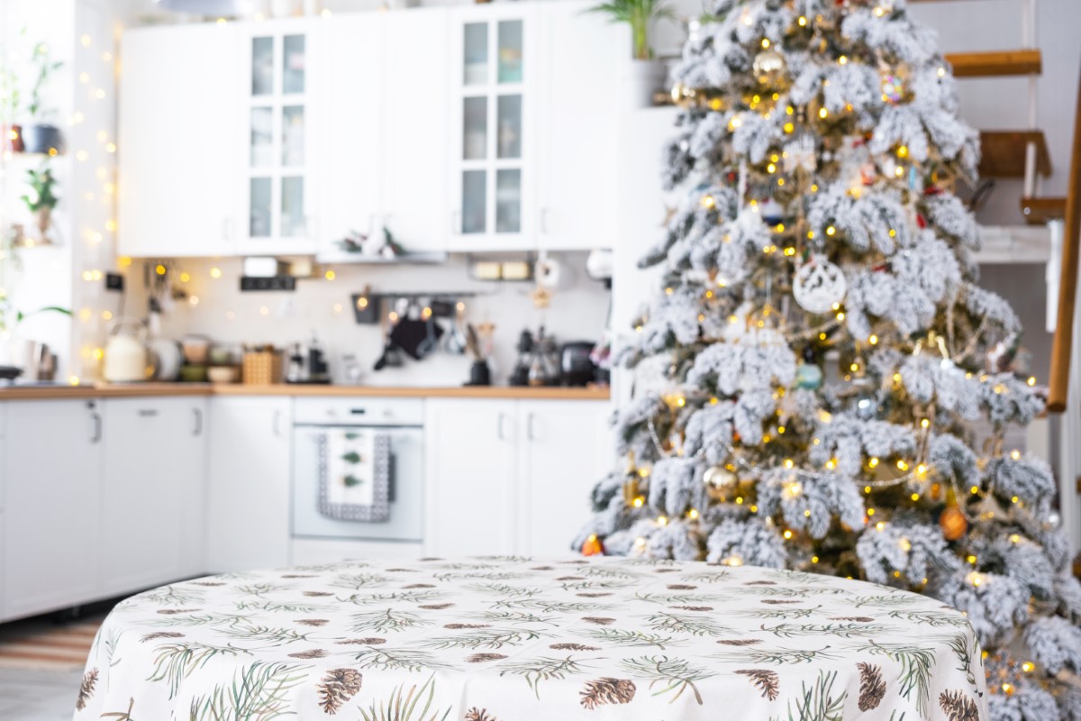 Des accessoires pour sublimer une nappe ronde dans la décoration intérieure